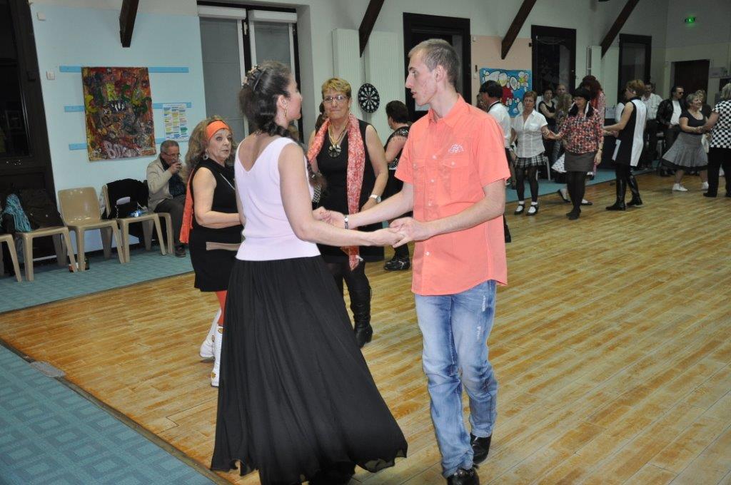 (Nico à Puce) Fais gaffe la petite, ça fait 2 fois que tu me bouscules