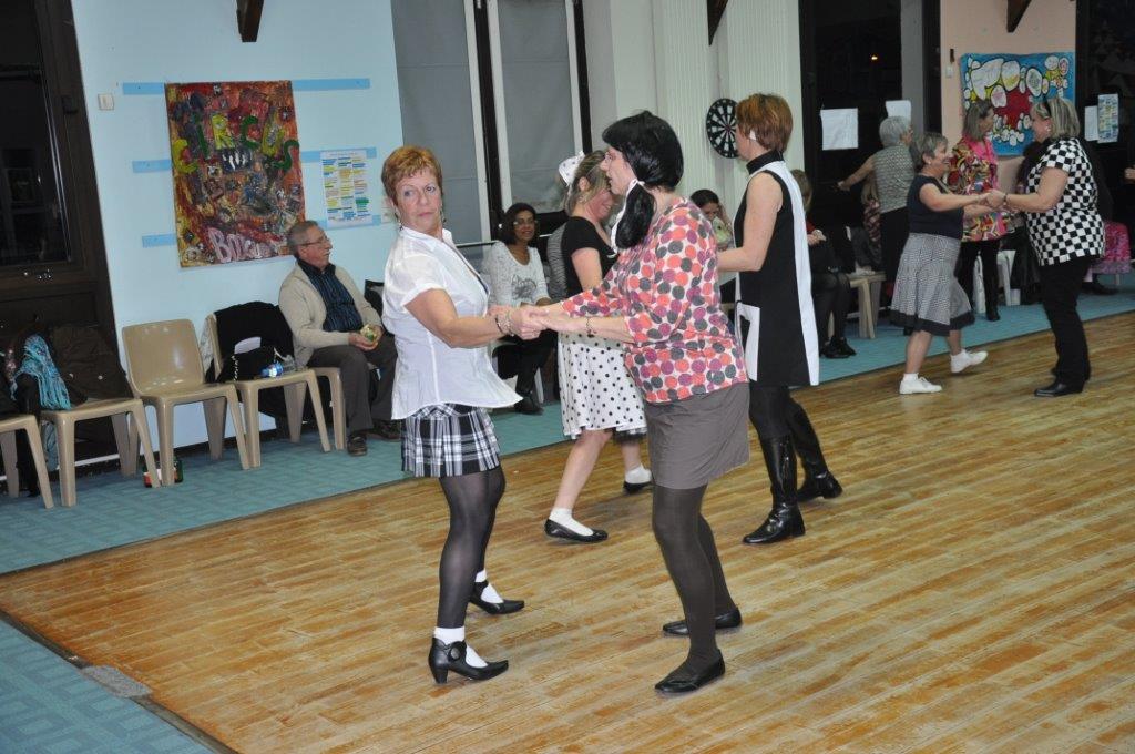 (Michelle) Bon Pelinotte, tu danses ou tu regardes les garçons?